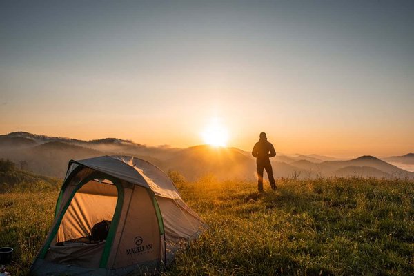 Comment choisir une tente résistante aux tempêtes pour un camping en haute montagne?